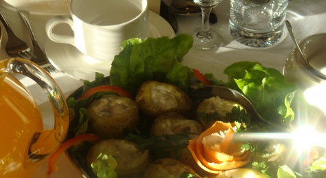 Ziemniaki w mundurkach nadziewane sałatką śledziową